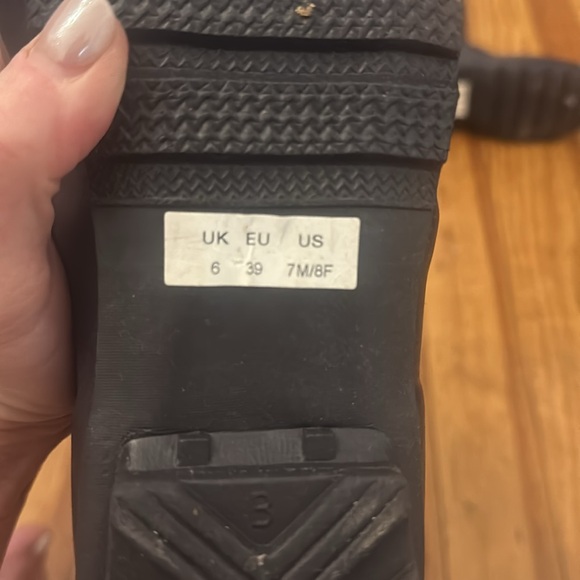 Dark purple hunter tall rain boots size 8, excellent condition - Picture 9 of 9